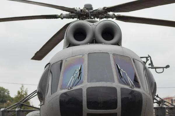 Helicóptero fica fora em Kursk à tarde no outono — Fotografia de Stock