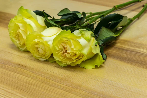 Bukiet białych kwiatów róż leży na stole — Zdjęcie stockowe