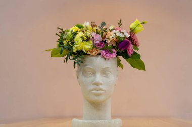 Çiçek kesme makası çiçekçide çiçeklerle dolu bir masada yatar.