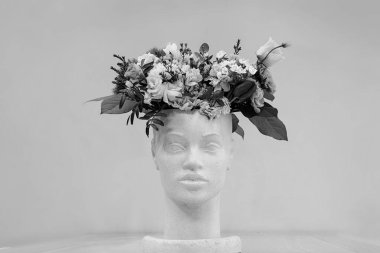 Çiçek kesme makası çiçekçide çiçeklerle dolu bir masada yatar.