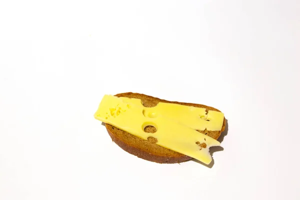 Hnědý chléb se sýrem na bílém pozadí — Stock fotografie
