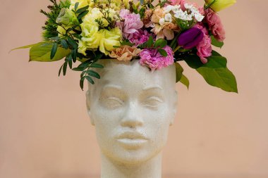 Çiçek kesme makası çiçekçide çiçeklerle dolu bir masada yatar.