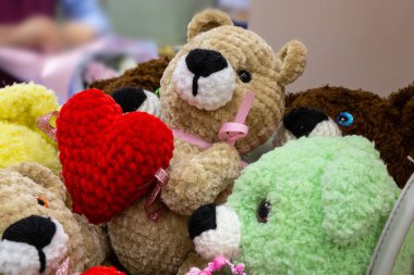 Sepette kalbi olan bir oyuncak ayı.