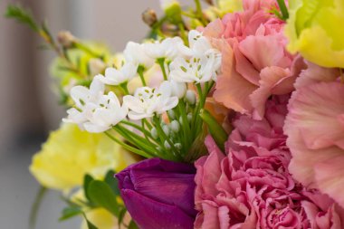 Bir buket Eustoma çiçeği masanın üzerinde yatıyor.