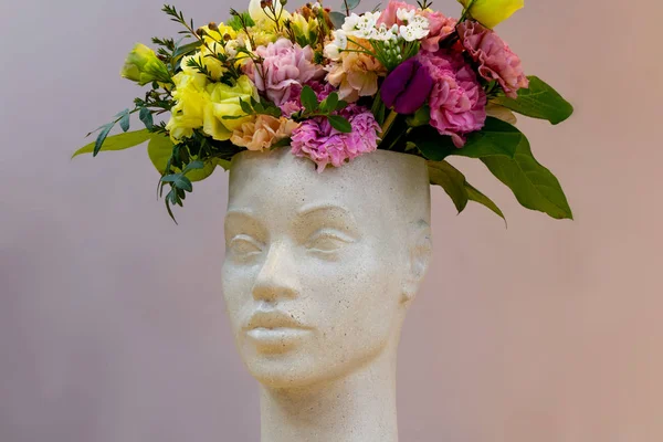 Çiçek kesme makası çiçekçide çiçeklerle dolu bir masada yatar.