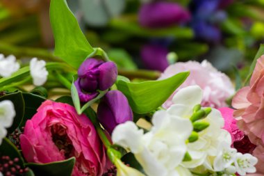 Farklı çiçeklerden oluşan bir buket.