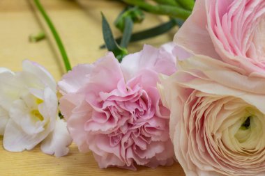 Bir buket Eustoma çiçeği masanın üzerinde yatıyor.