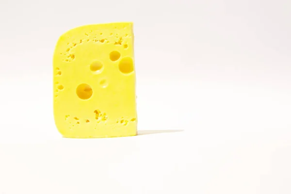 Stukje kaas op een witte geïsoleerde achtergrond — Stockfoto