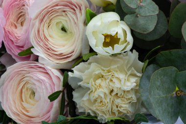 Bir buket Eustoma çiçeği masanın üzerinde yatıyor.