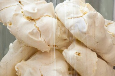 Bir pastanede cam kavanozda kremalar