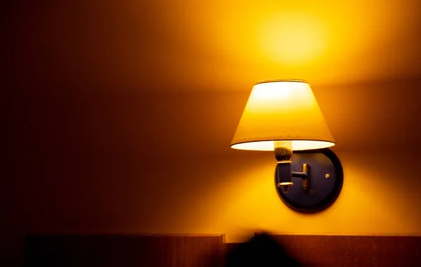 Ligado noite lâmpada quarto noite — Fotografia de Stock