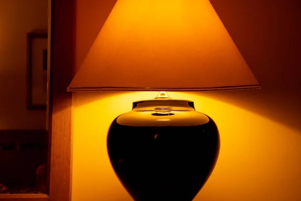 Включена ночная лампа комната вечер — стоковое фото