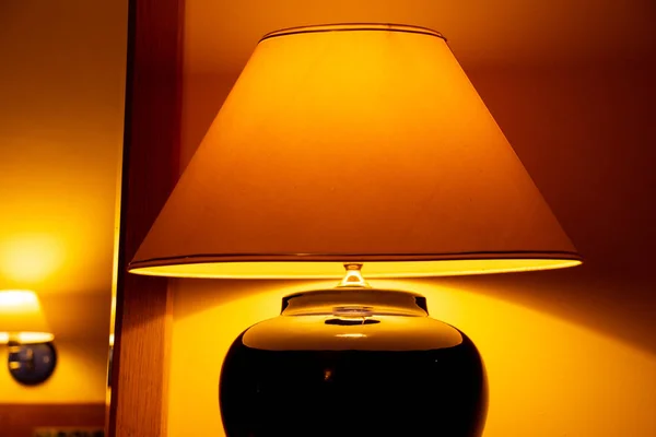 Включена ночная лампа комната вечер — стоковое фото