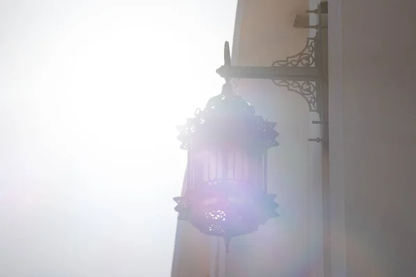 阳光灿烂的日子里，路灯在埃及 — 图库照片