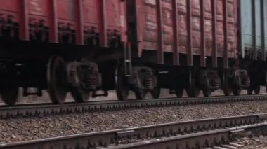 Ukrayna yük treni sonbaharda demiryolu ile seyahat eder.