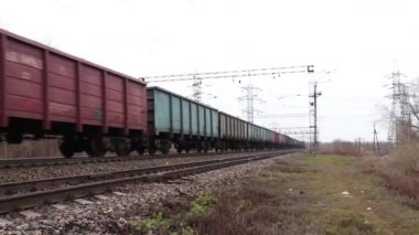 Ukrayna yük treni sonbaharda demiryolu ile seyahat eder.