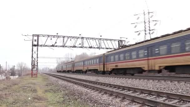 Ουκρανική Εμπορευματική Αμαξοστοιχία Ταξιδεύει Σιδηροδρομικώς Φθινόπωρο — Αρχείο Βίντεο