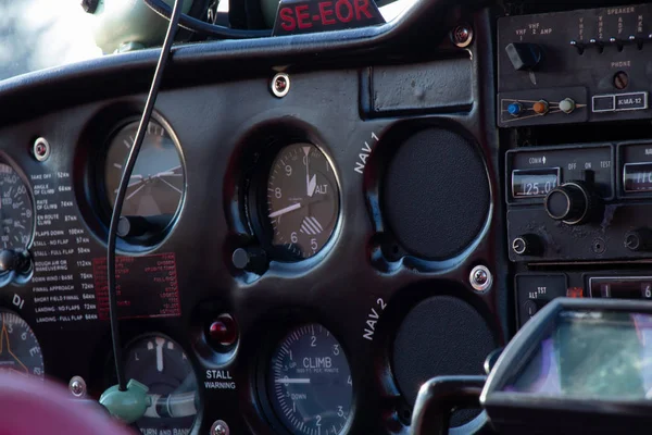 Pequeña cabina de piloto de avión rojo en un día soleado — Foto de Stock