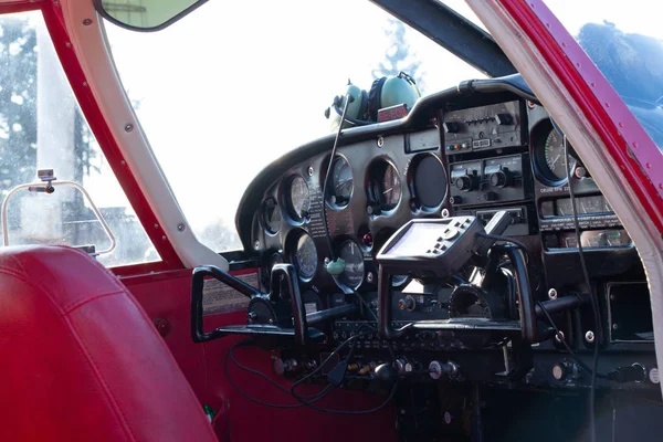 Güneşli bir günde küçük kırmızı bir uçak pilotunun kabini. — Stok fotoğraf