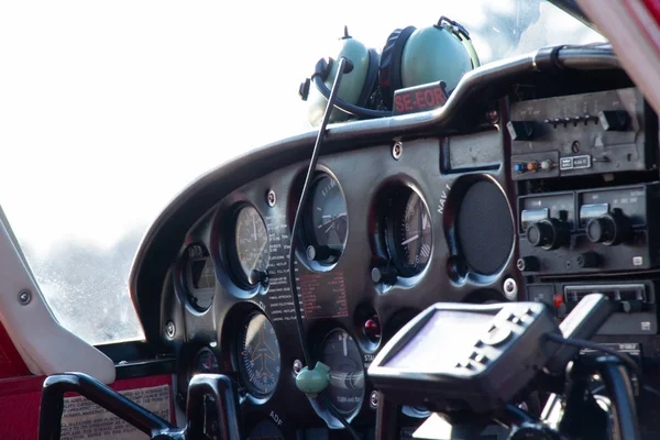 Pequeña cabina de piloto de avión rojo en un día soleado — Foto de Stock