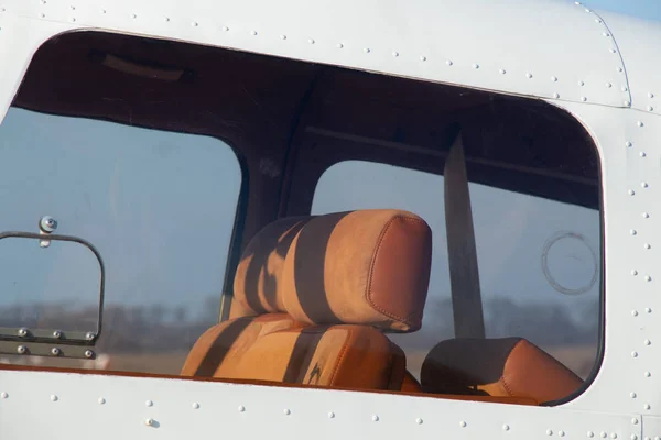 Güneşli bir günde Dinyeper şehrindeki havaalanında küçük eski bir uçak duruyor. — Stok fotoğraf
