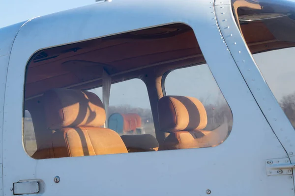 Pequeño avión viejo se encuentra en el aeropuerto en la ciudad de Dnieper en un día soleado — Foto de Stock