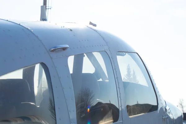 Petit vieux avion se tient à l'aéroport dans la ville de Dniepr par une journée ensoleillée — Photo