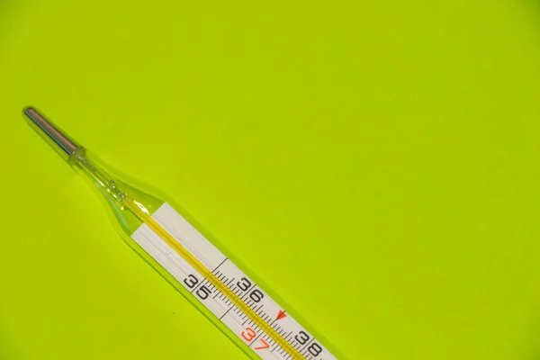 Termometr medyczny na izolowanym tle — Zdjęcie stockowe