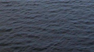 Dinyeper nehri öğleden sonra rüzgara karşı kapanıyor.