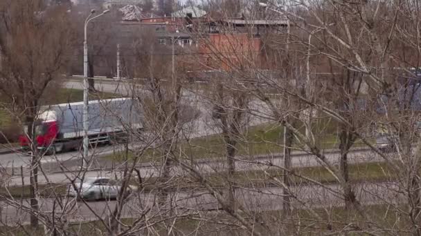 Coches Que Conducen Largo Carretera Ciudad Dnieper Día Invierno Ucrania — Vídeo de stock