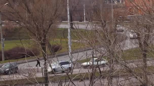 Coches Que Conducen Largo Carretera Ciudad Dnieper Día Invierno Ucrania — Vídeo de stock