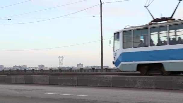 乌克兰第聂伯市的汽车和电车沿着公路行驶 — 图库视频影像