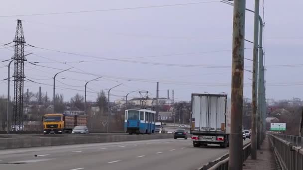 Αυτοκίνητα Και Τραμ Πηγαίνουν Κατά Μήκος Του Δρόμου Στην Πόλη — Αρχείο Βίντεο