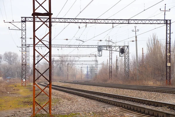 Oekraïense spoorweg op een winterdag in de stad Dnjepr — Stockfoto