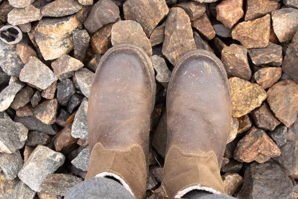 Botas marrones de mujer en piedras vista superior —  Fotos de Stock