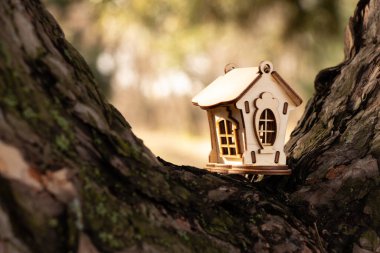 Noel ağacının dallarında küçük ahşap bir ev