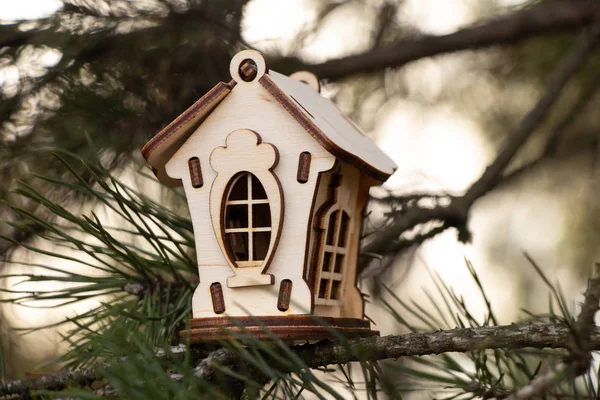 Pequeña casa de madera en las ramas de un árbol de Navidad — Foto de Stock