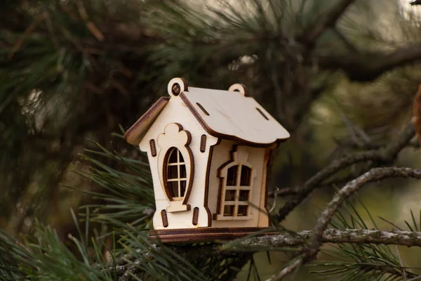 Pequeña casa de madera en las ramas de un árbol de Navidad — Foto de Stock