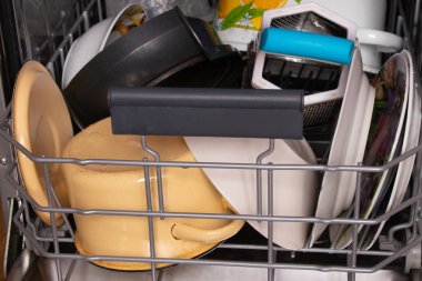 Mutfakta temiz tabakları olan bulaşık makinesi.