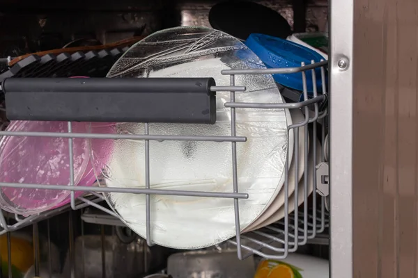 Посудомийна машина з чистими тарілками на кухні — стокове фото
