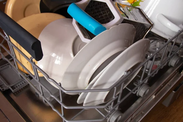 Myčka nádobí s čistými talíři v kuchyni — Stock fotografie