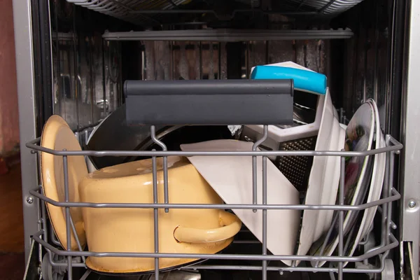 Посудомоечная машина с чистыми тарелками на кухне — стоковое фото