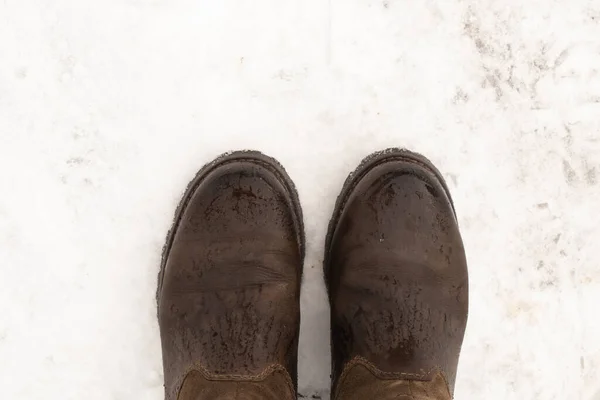 Botas de mujer en la vista superior de la nieve —  Fotos de Stock