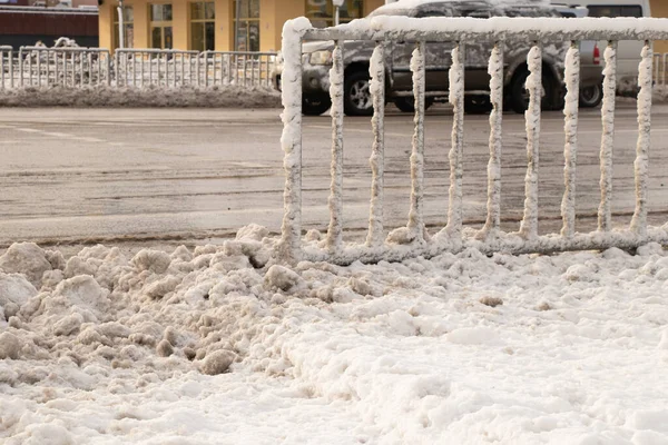 Frozen snow from ice on a city street in winter in Ukraine — Stockfoto