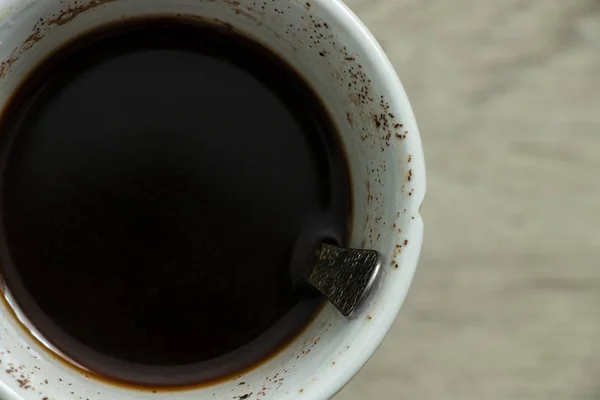 Tasse mit Kaffeeständer auf einem Holztisch — Stockfoto