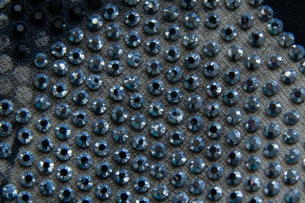 Rhinestones di closeup kain sebagai latar belakang — Stok Foto