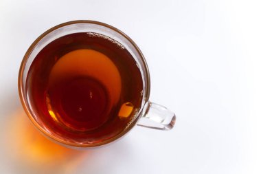 beyaz zemin üzerine siyah çay