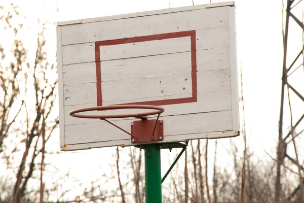 Öğleden sonra açık basketbol potası — Stok fotoğraf