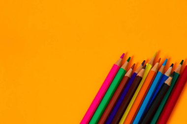 Ayrı bir arkaplanda renkli çok renkli kalemler
