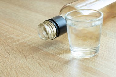 İzole edilmiş arka planda küçük şarap kadehi ve boş şişe.